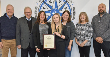 4imprint employees accepting the Vets Ready Employer award