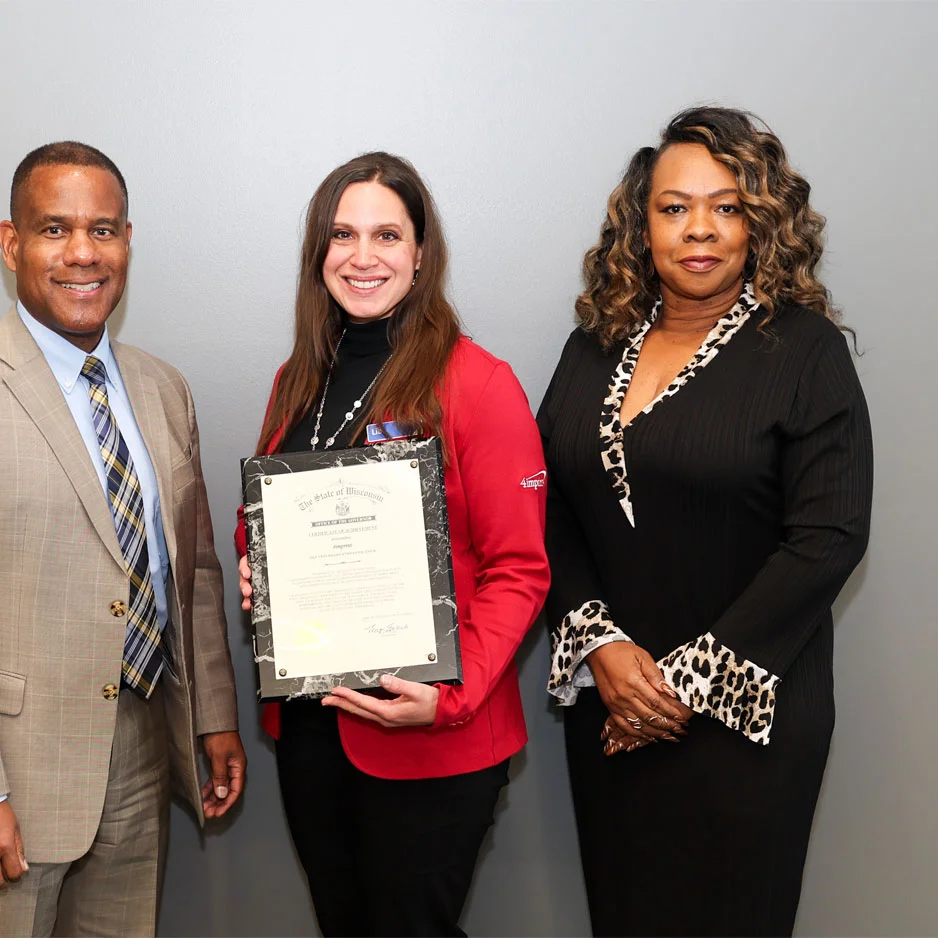 4imprint employee accepting the Vets Ready Employer award